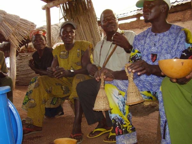 Le Griot ALAZA et ses co-animateurs au marché de Pagouda